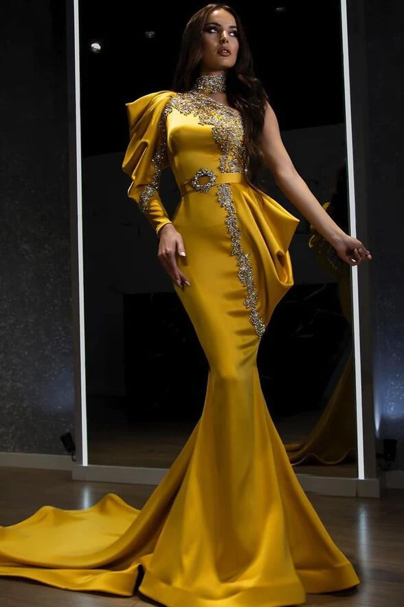 Robe de soirée sirène jaune élégante avec col licou, manches longues et perles