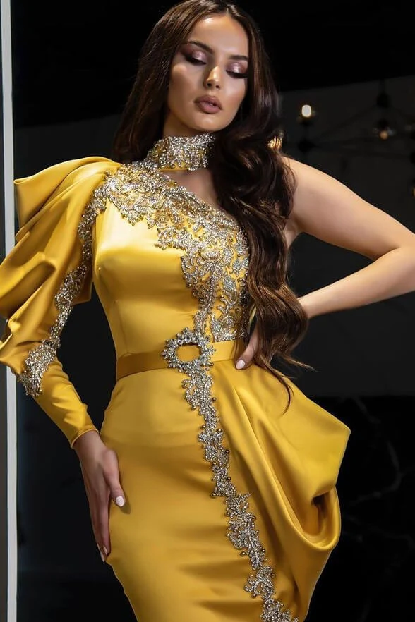 Robe de soirée sirène jaune élégante avec col licou, manches longues et perles