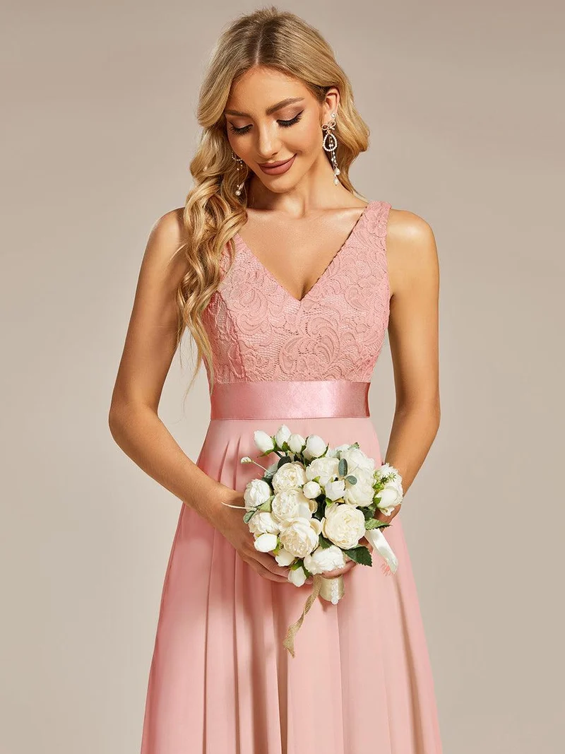 ever COSTA|Robe demoiselle d'honneur irrégulière en dentelle en mousseline avec col en V pour femme