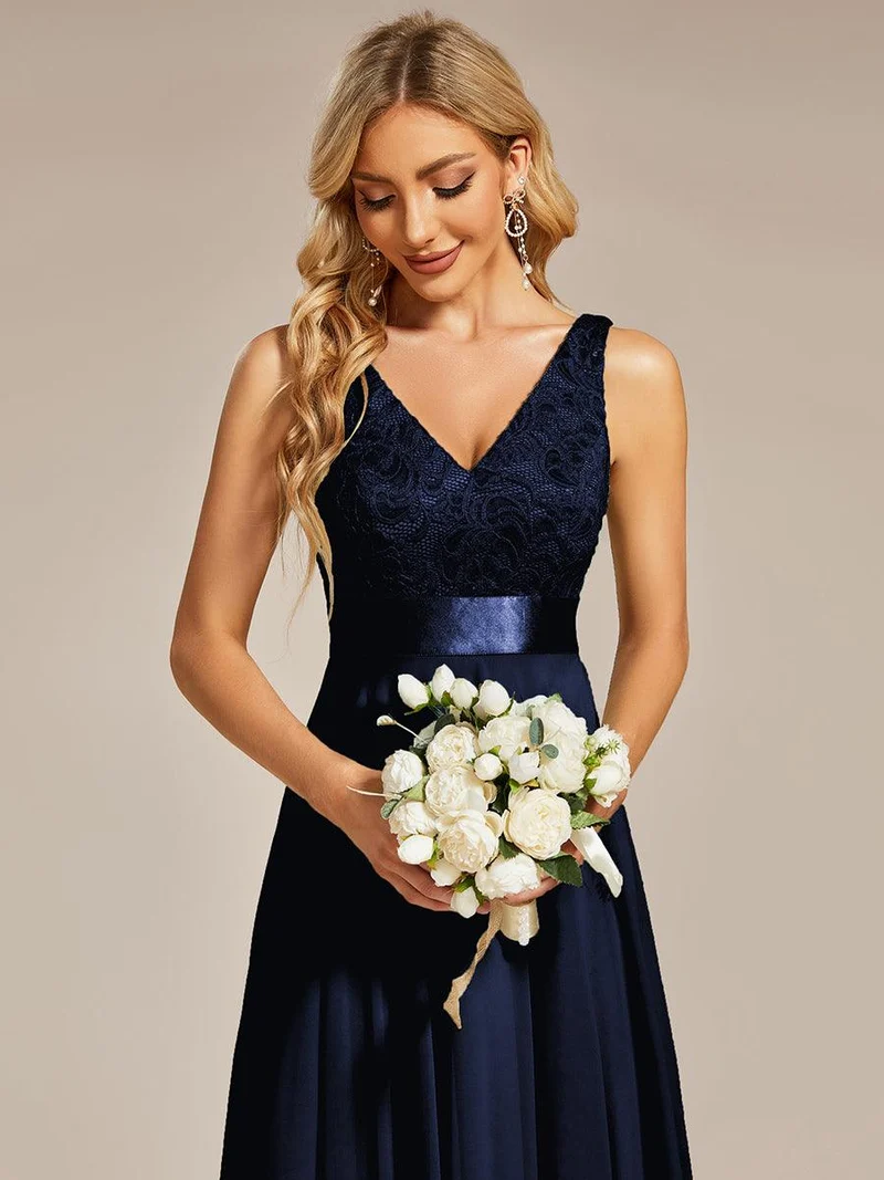 ever COSTA|Robe demoiselle d'honneur irrégulière en dentelle en mousseline avec col en V pour femme