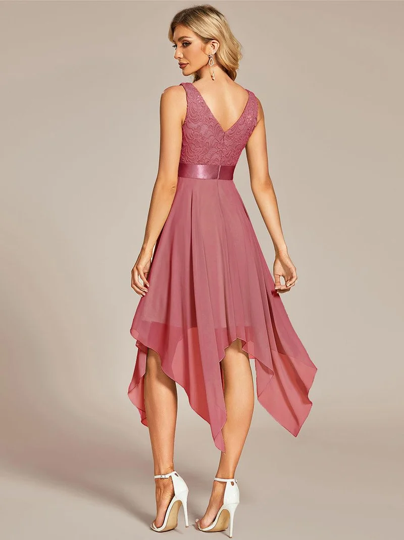 ever COSTA|Robe demoiselle d'honneur irrégulière en dentelle en mousseline avec col en V pour femme