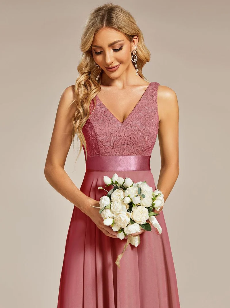 ever COSTA|Robe demoiselle d'honneur irrégulière en dentelle en mousseline avec col en V pour femme