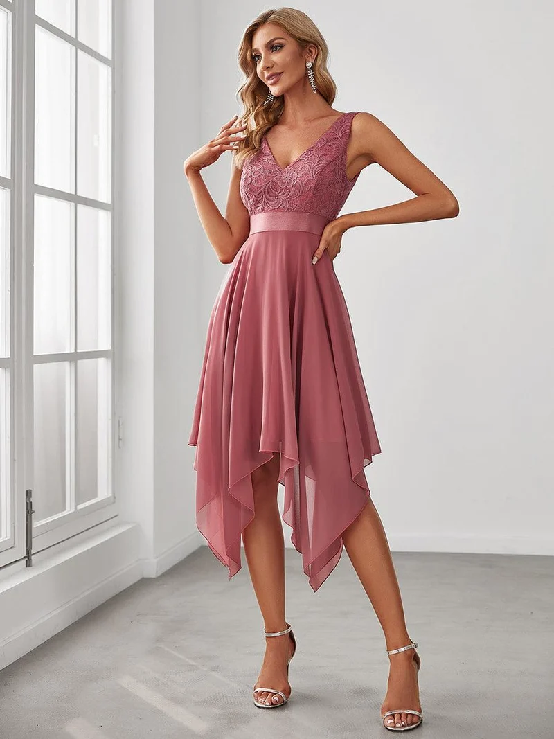 ever COSTA|Robe demoiselle d'honneur irrégulière en dentelle en mousseline avec col en V pour femme