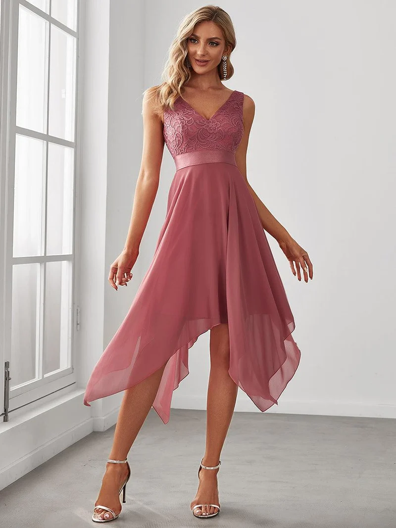 ever COSTA|Robe demoiselle d'honneur irrégulière en dentelle en mousseline avec col en V pour femme