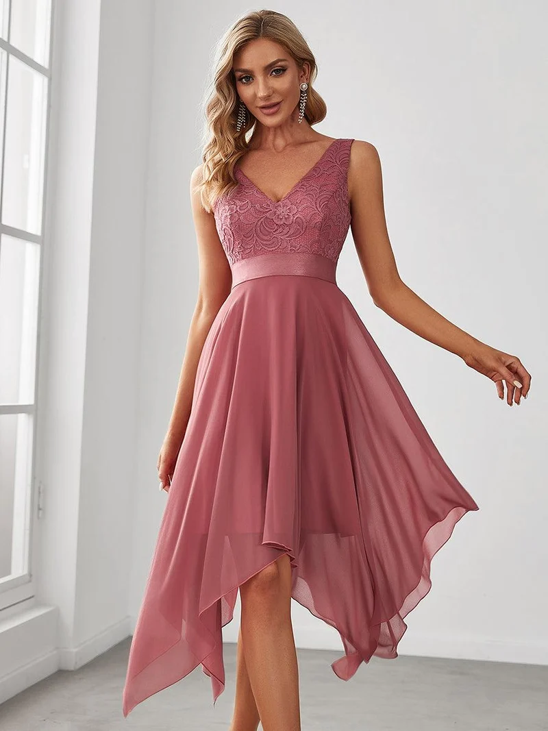 ever COSTA|Robe demoiselle d'honneur irrégulière en dentelle en mousseline avec col en V pour femme