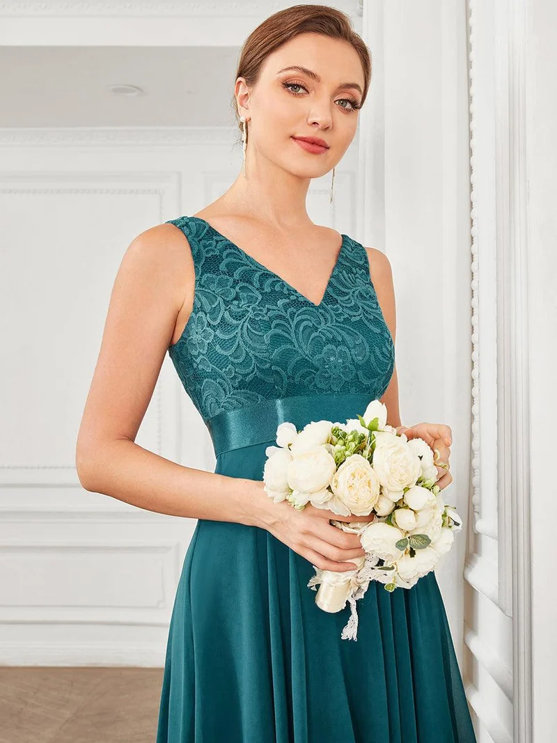 ever COSTA|Robe demoiselle d'honneur irrégulière en dentelle en mousseline avec col en V pour femme