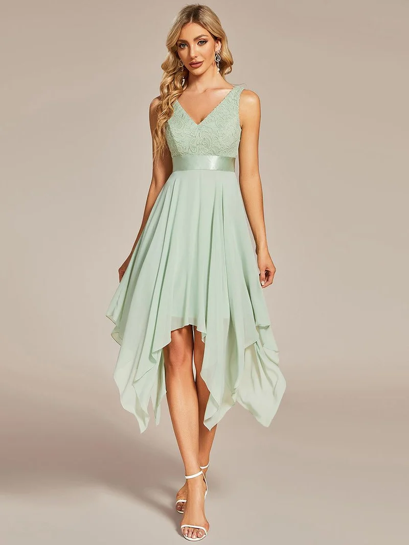 ever COSTA|Robe demoiselle d'honneur irrégulière en dentelle en mousseline avec col en V pour femme