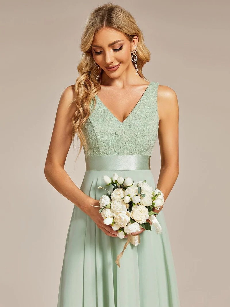 ever COSTA|Robe demoiselle d'honneur irrégulière en dentelle en mousseline avec col en V pour femme