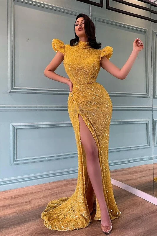 Robe de bal sirène jaune scintillante à col haut et perles, avec un élégant design fendu