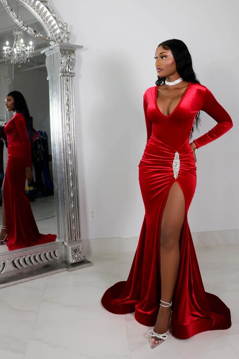 Robe de bal rouge élégante à manches longues avec fente haute et détails plissés