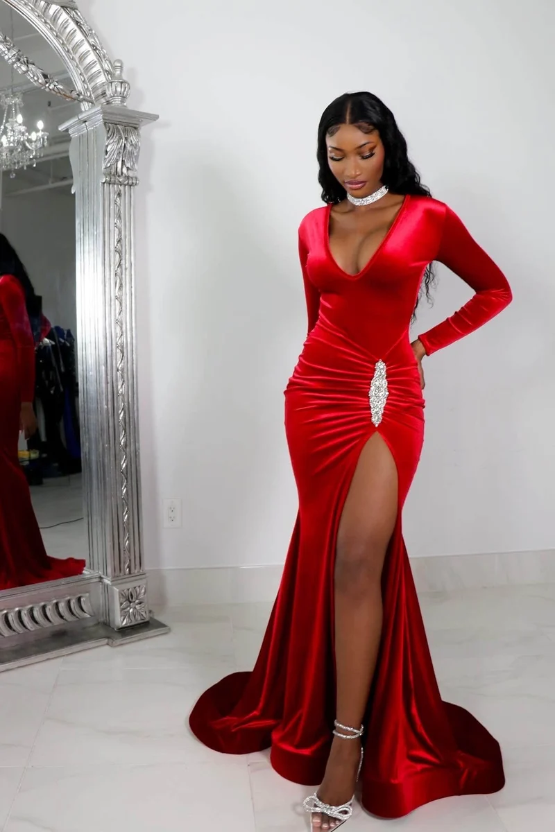 Robe de bal rouge élégante à manches longues avec fente haute et détails plissés
