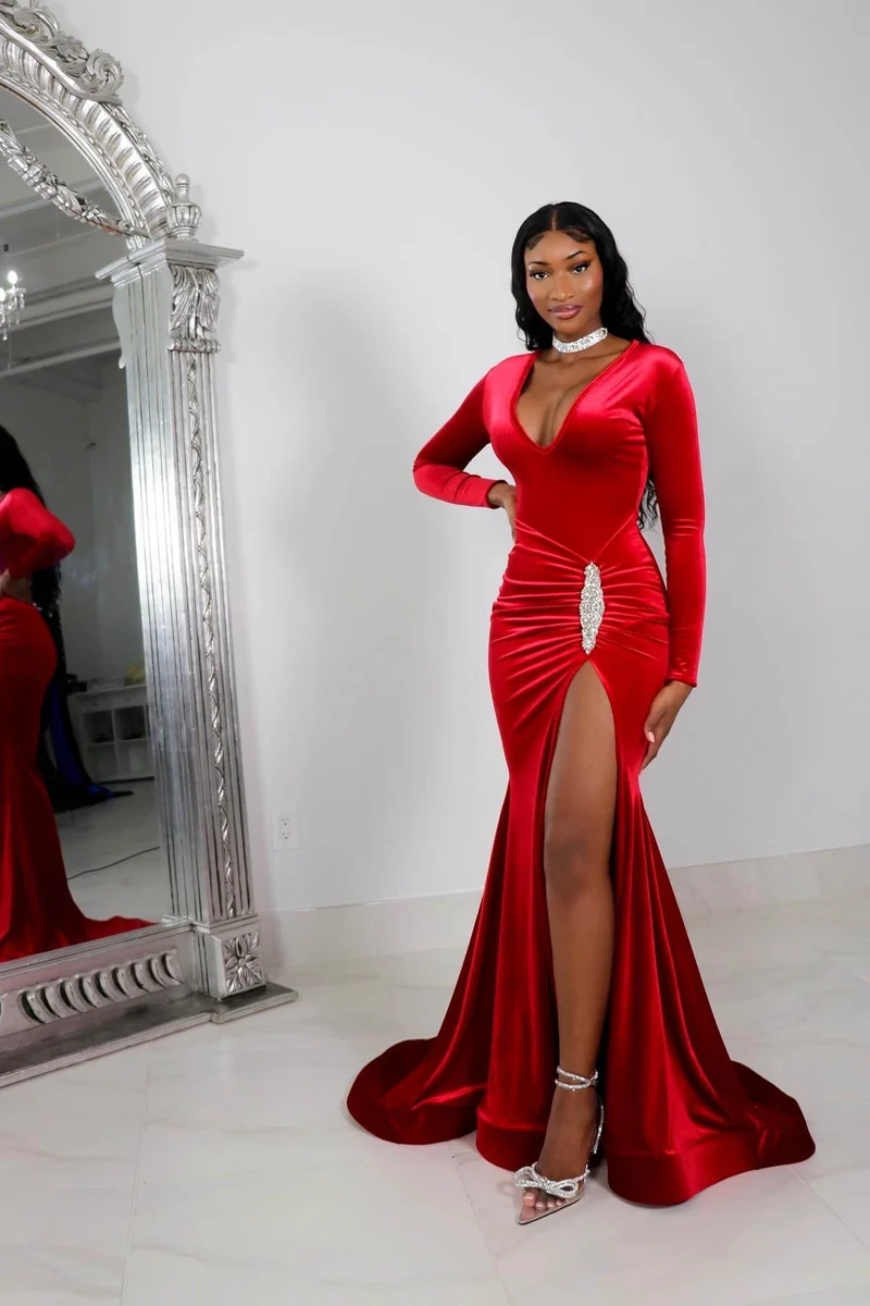 Robe de bal rouge élégante à manches longues avec fente haute et détails plissés