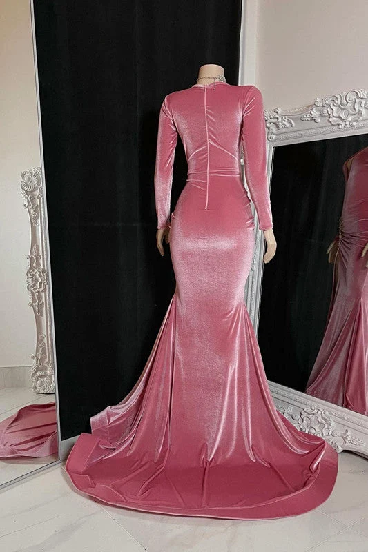 Robe de bal rouge élégante à manches longues avec fente haute et détails plissés