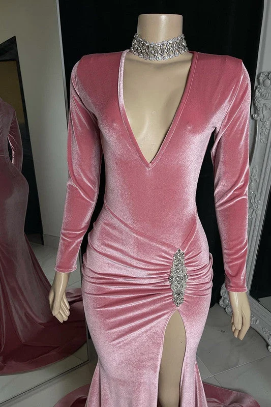 Robe de bal rouge élégante à manches longues avec fente haute et détails plissés
