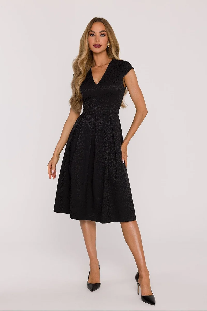 Robe de cocktail noire évasée à plis creux