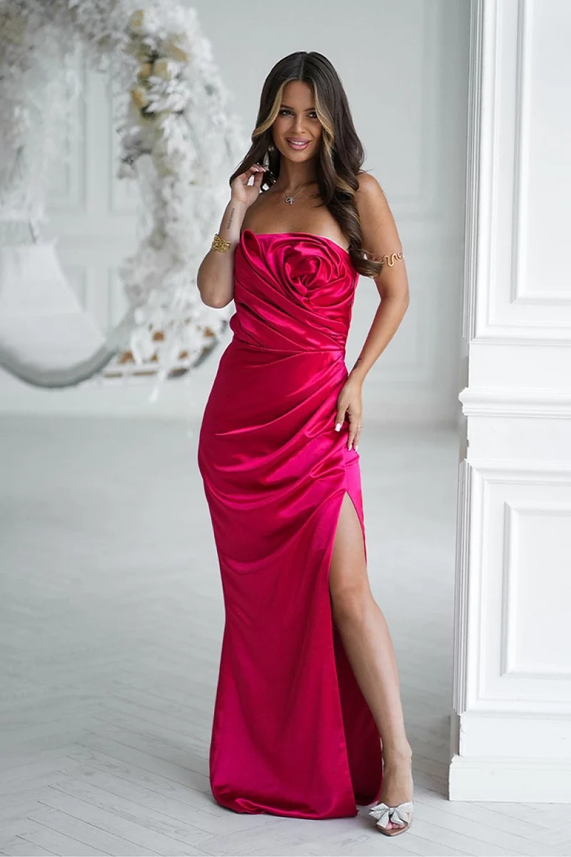 Robe bustier rouge longue fendue avec rose drapée