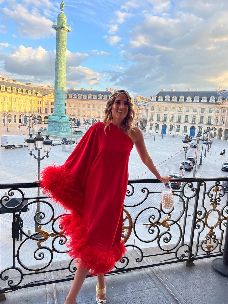 Robe rouge à plumes