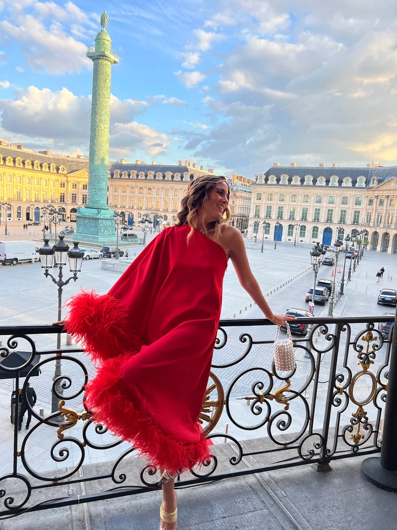 Robe rouge à plumes