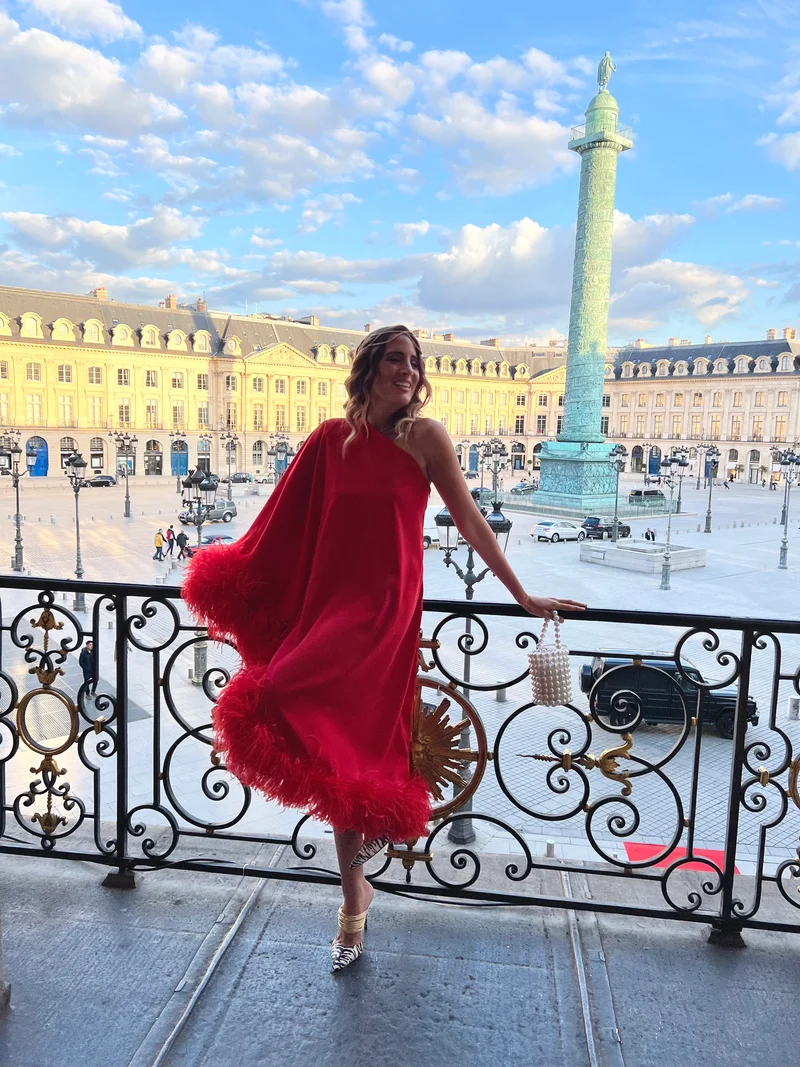 Robe rouge à plumes