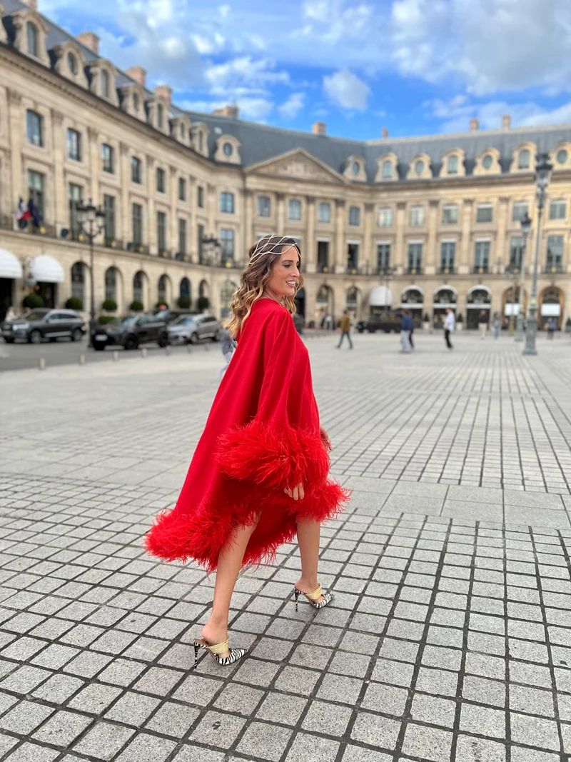Robe rouge à plumes