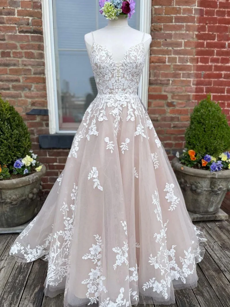 Robe de mariée trapèze en dentelle avec train cathédrale