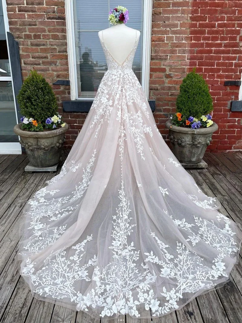 Robe de mariée trapèze en dentelle avec train cathédrale
