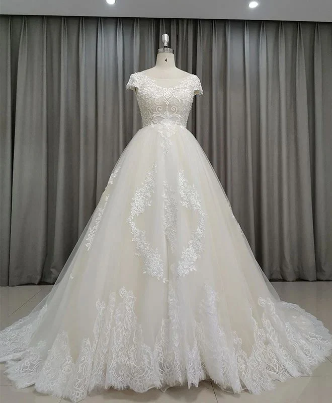 Robe de mariée princesse en dentelle avec manches courtes