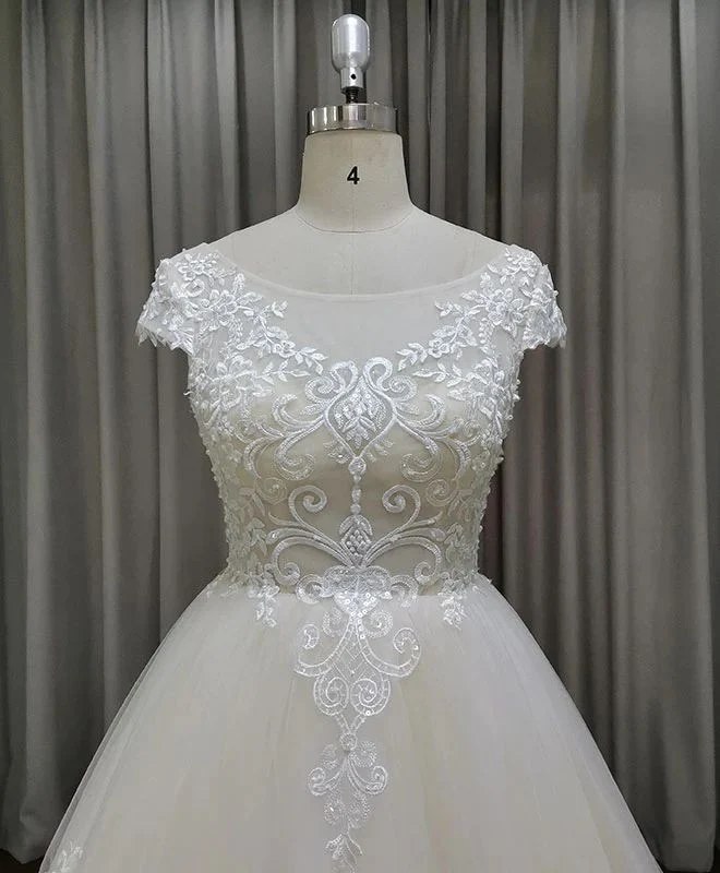 Robe de mariée princesse en dentelle avec manches courtes