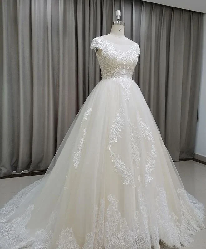 Robe de mariée princesse en dentelle avec manches courtes