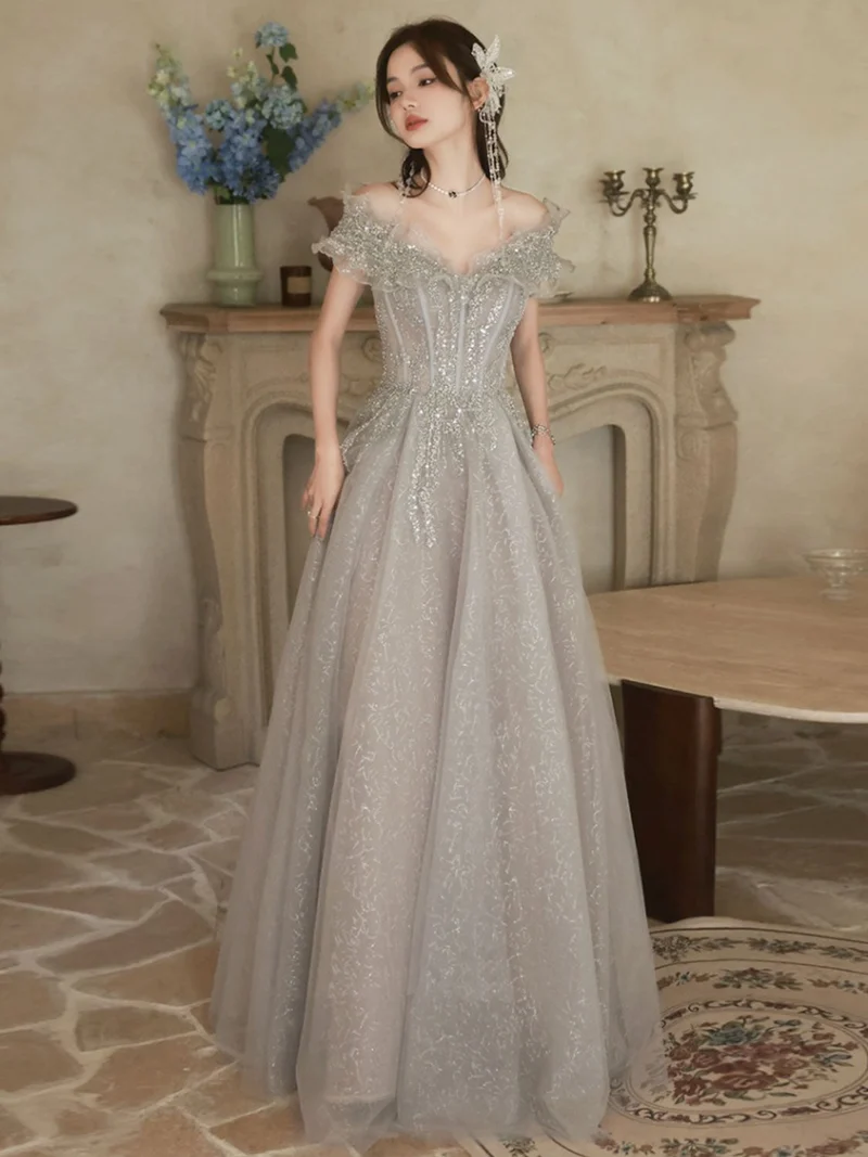 Robe de bal longue trapèze gris argenté scintillante à épaules dénudées