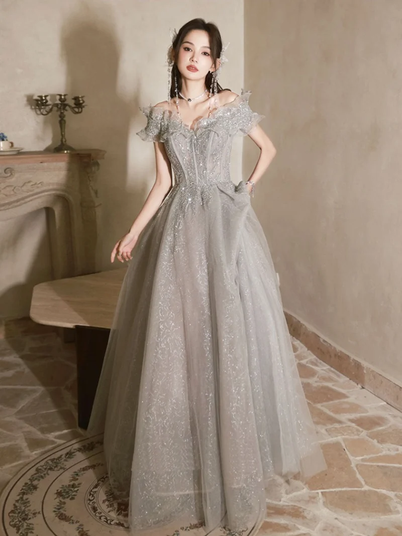 Robe de bal longue trapèze gris argenté scintillante à épaules dénudées