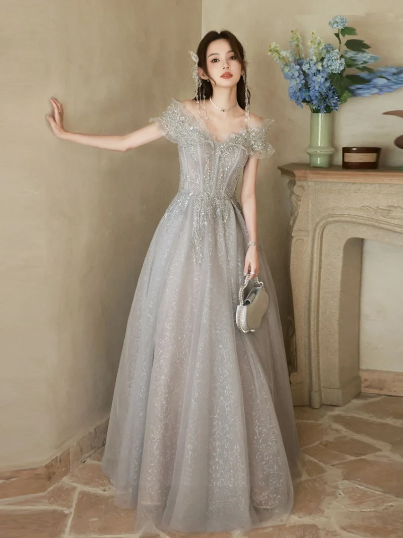 Robe de bal longue trapèze gris argenté scintillante à épaules dénudées