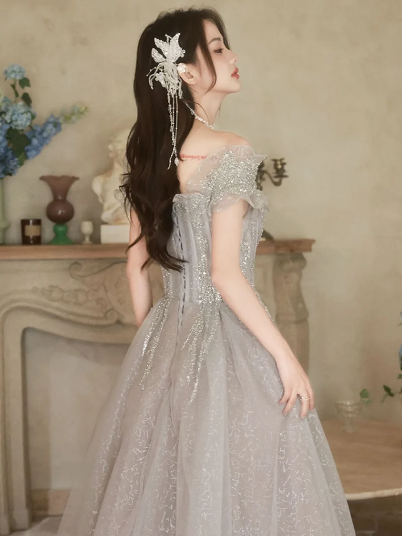 Robe de bal longue trapèze gris argenté scintillante à épaules dénudées