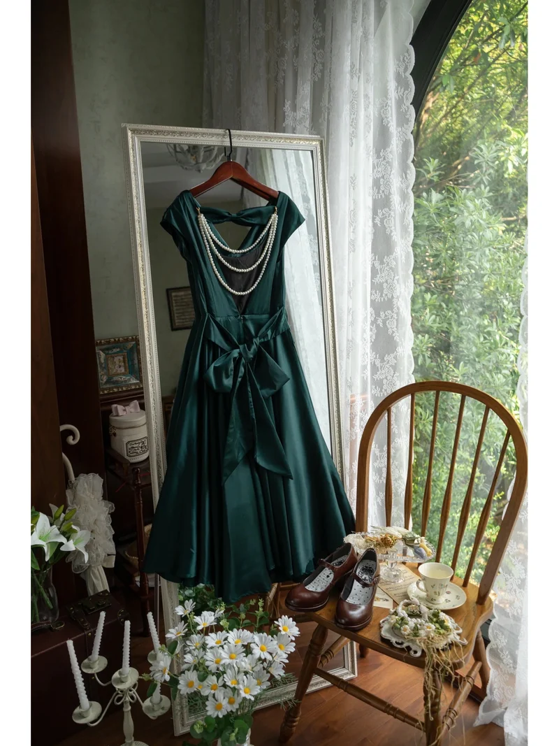 Robe vert émeraude vintage à col bénitier et dos ouvert des années 50