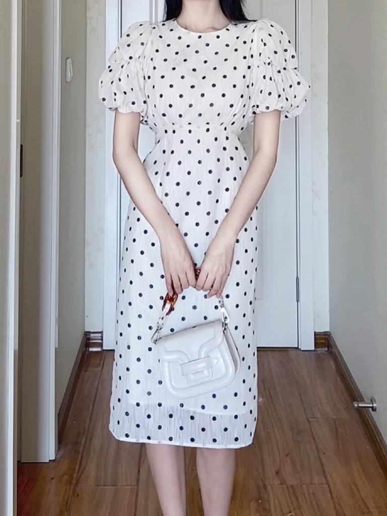Robe blanche à pois et manches bouffantes