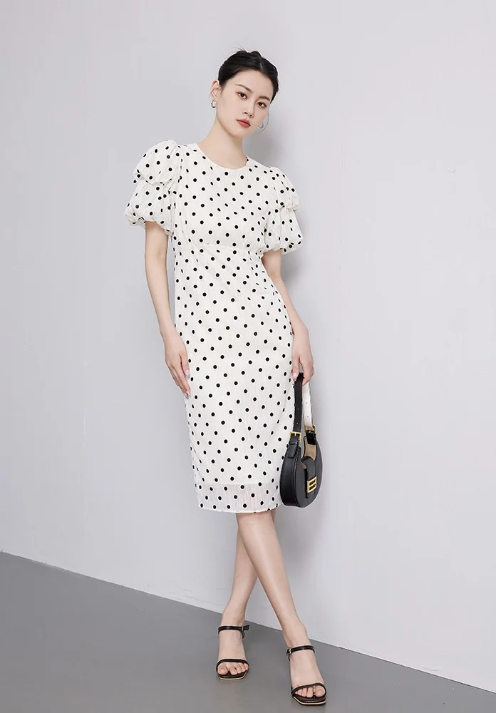 Robe blanche à pois et manches bouffantes