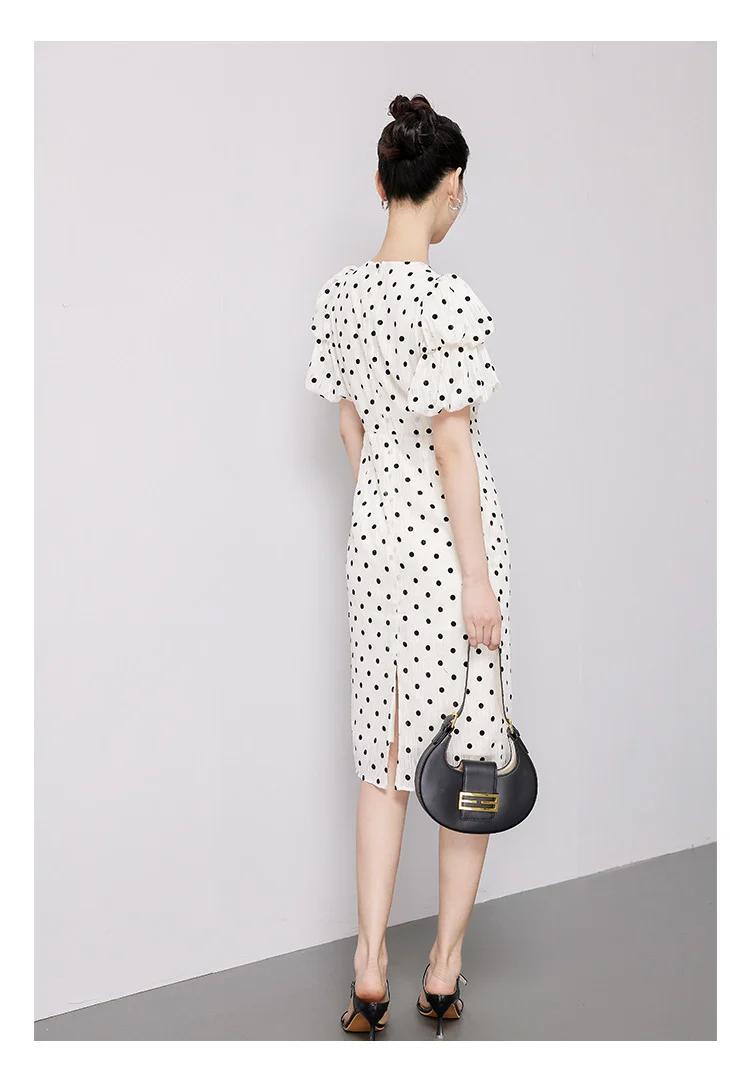 Robe blanche à pois et manches bouffantes