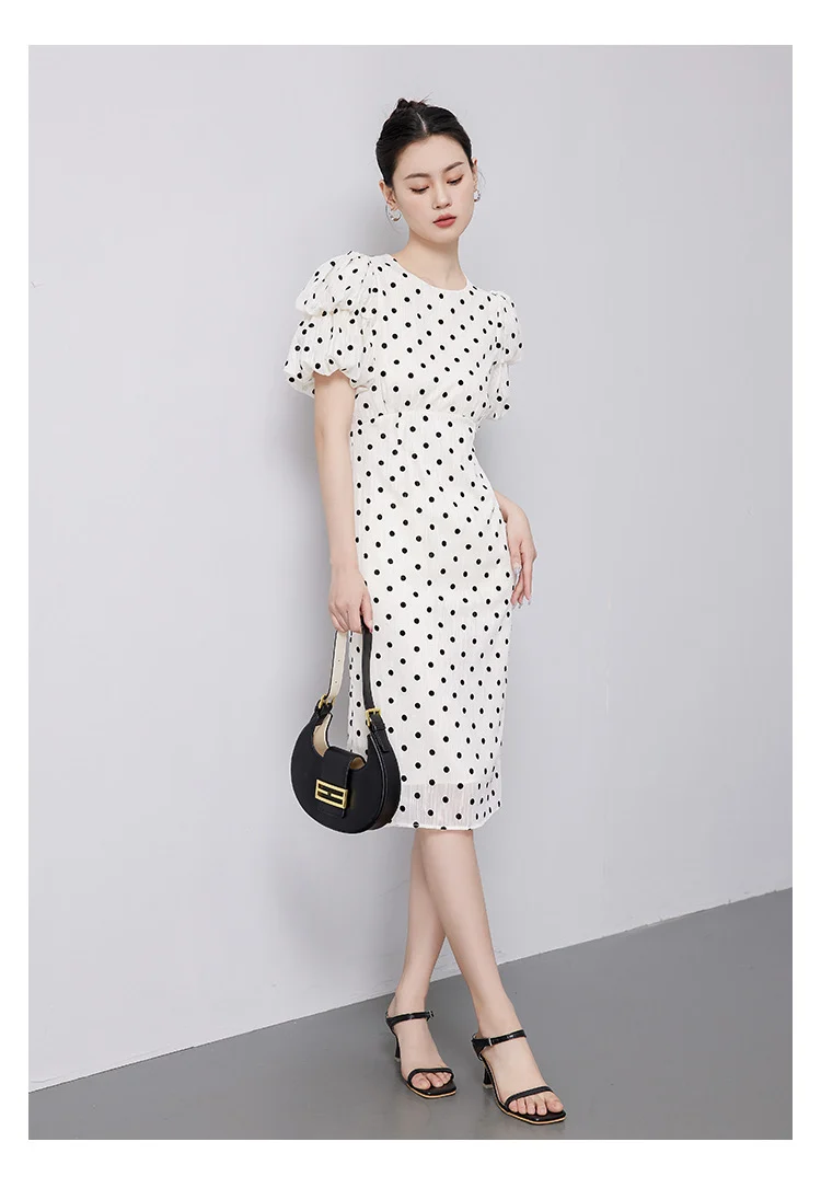 Robe blanche à pois et manches bouffantes