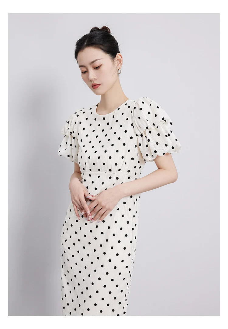 Robe blanche à pois et manches bouffantes