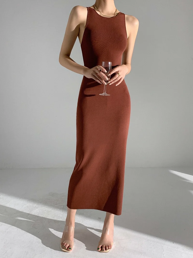 Robe moulante mi-longue en tricot sans manches chocolat