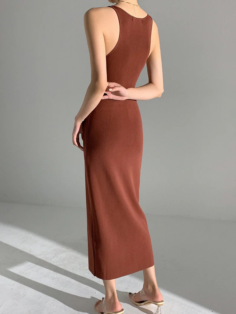 Robe moulante mi-longue en tricot sans manches chocolat