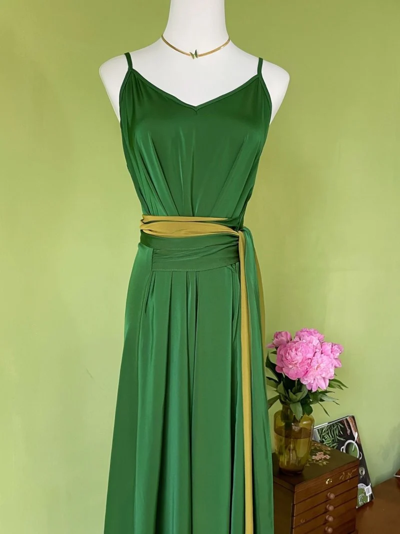 Robe longue d'été verte à nouer à la taille