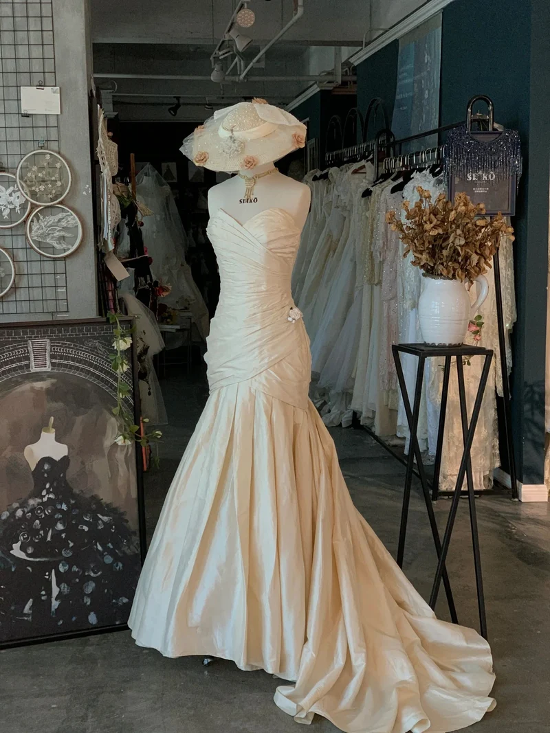 Robe de mariée sirène en soie à plis asymétriques classiques