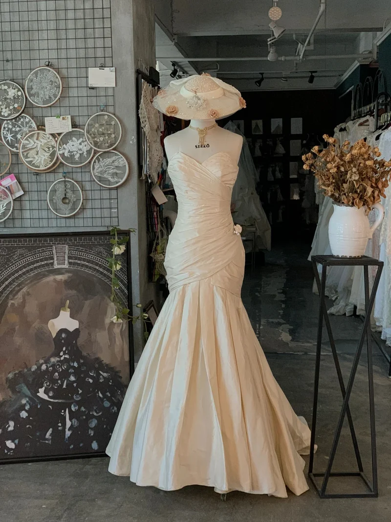 Robe de mariée sirène en soie à plis asymétriques classiques