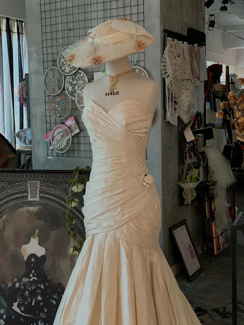 Robe de mariée sirène en soie à plis asymétriques classiques