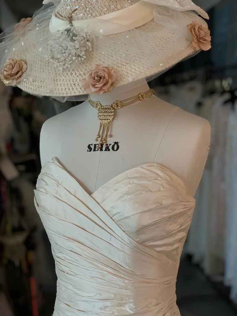 Robe de mariée sirène en soie à plis asymétriques classiques