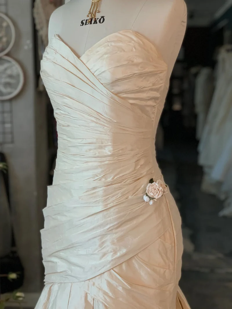 Robe de mariée sirène en soie à plis asymétriques classiques