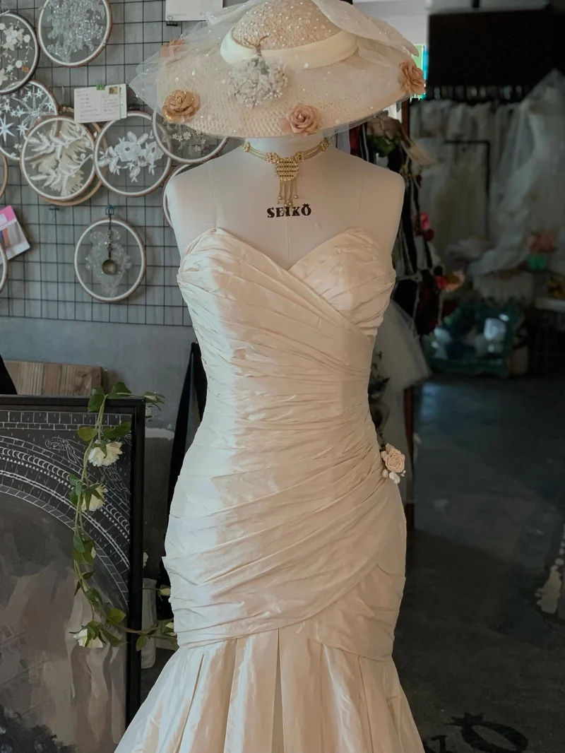Robe de mariée sirène en soie à plis asymétriques classiques