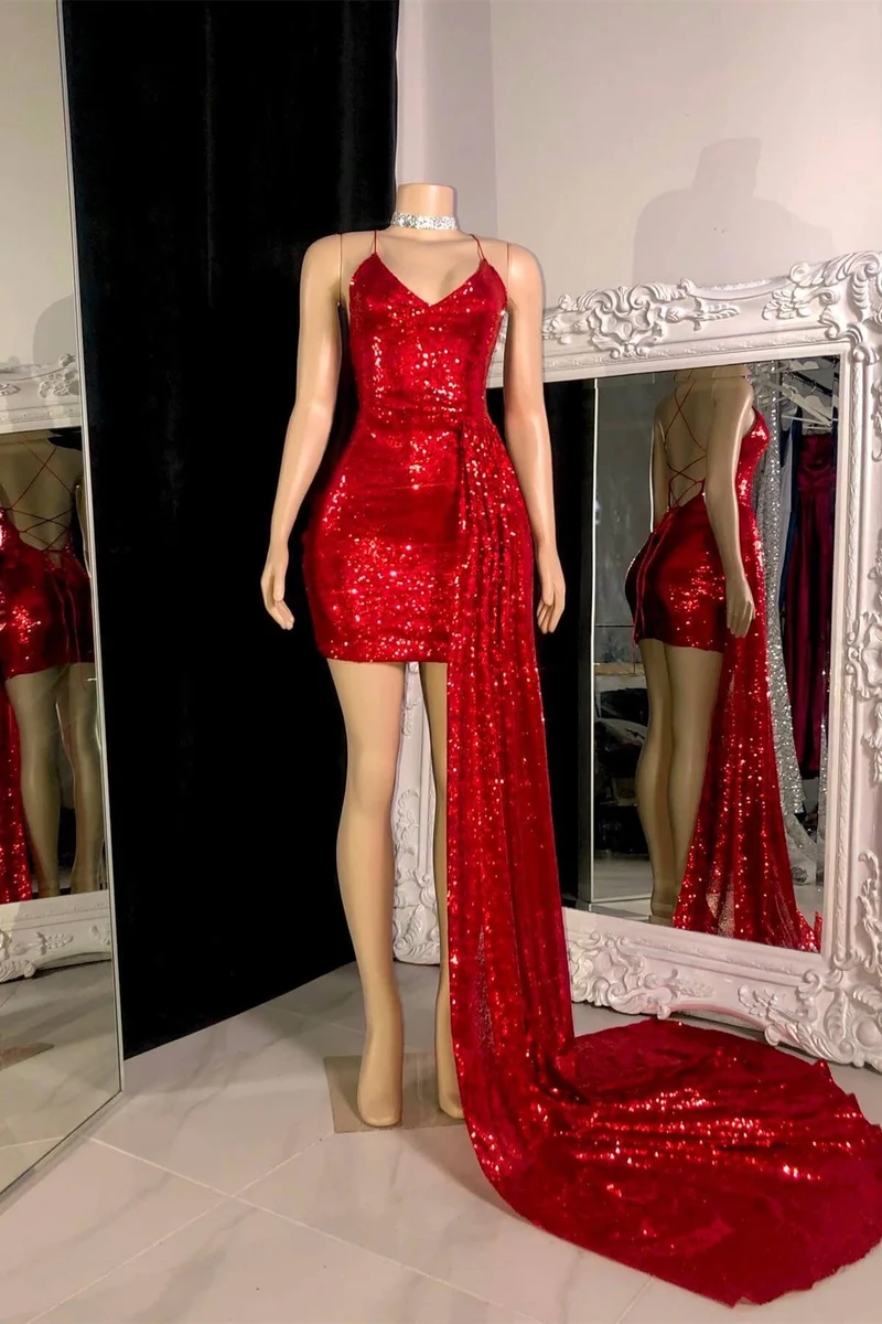 Superbe robe de bal courte à paillettes rouges avec une longue traîne élégante et un design sans manches