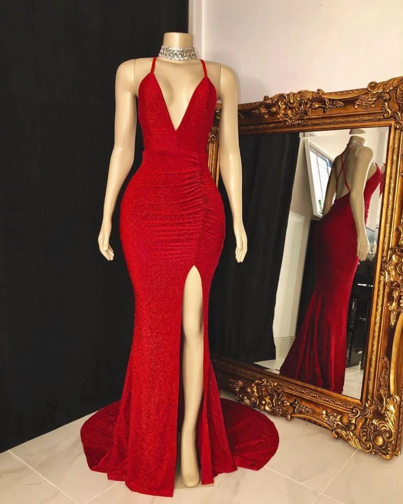 Robe de bal rouge élégante sans manches avec décolleté en V et détails froncés